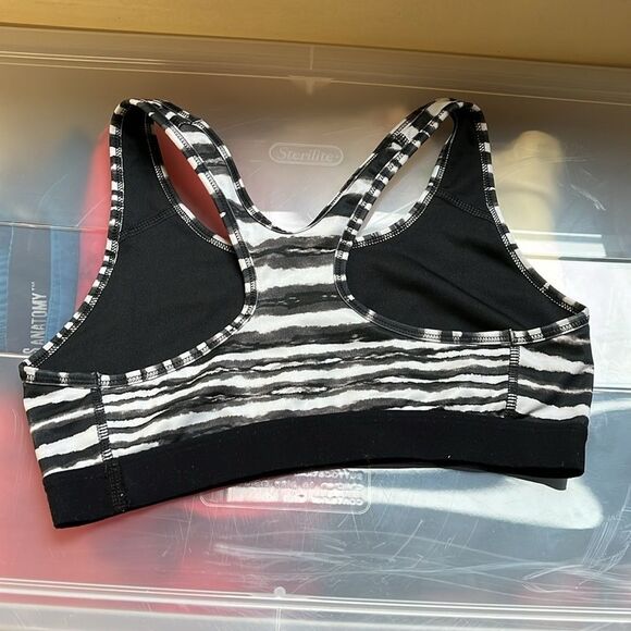 Nike Dri Fit Black and White Women’s Sports Bra size small - Picture 3 of 4